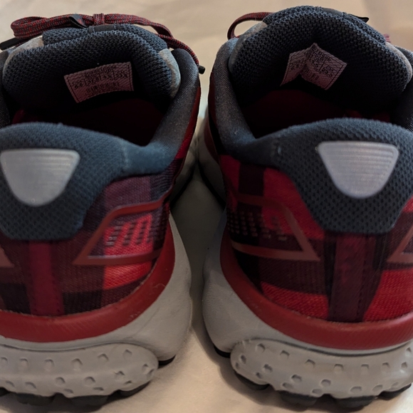 Brooks buffalo red plaid 12 ghost shoes, size 6.5 - Picture 7 of 10